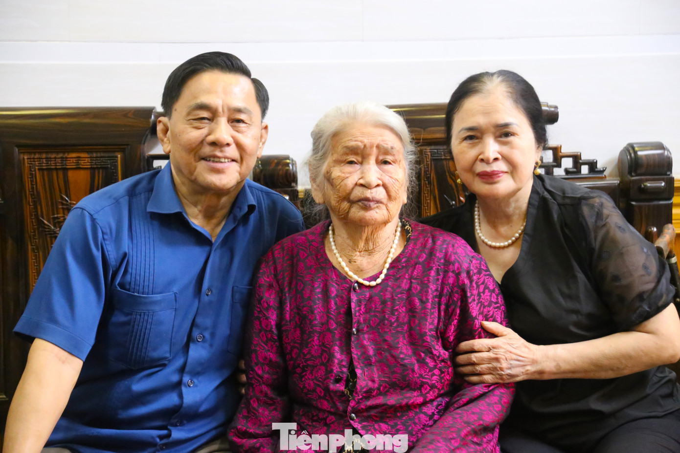 Mẹ Nguyễn Thị Cháu bên vợ chồng bà Hòa Mẹ Nguyễn Thị Cháu bên vợ chồng bà Hòa