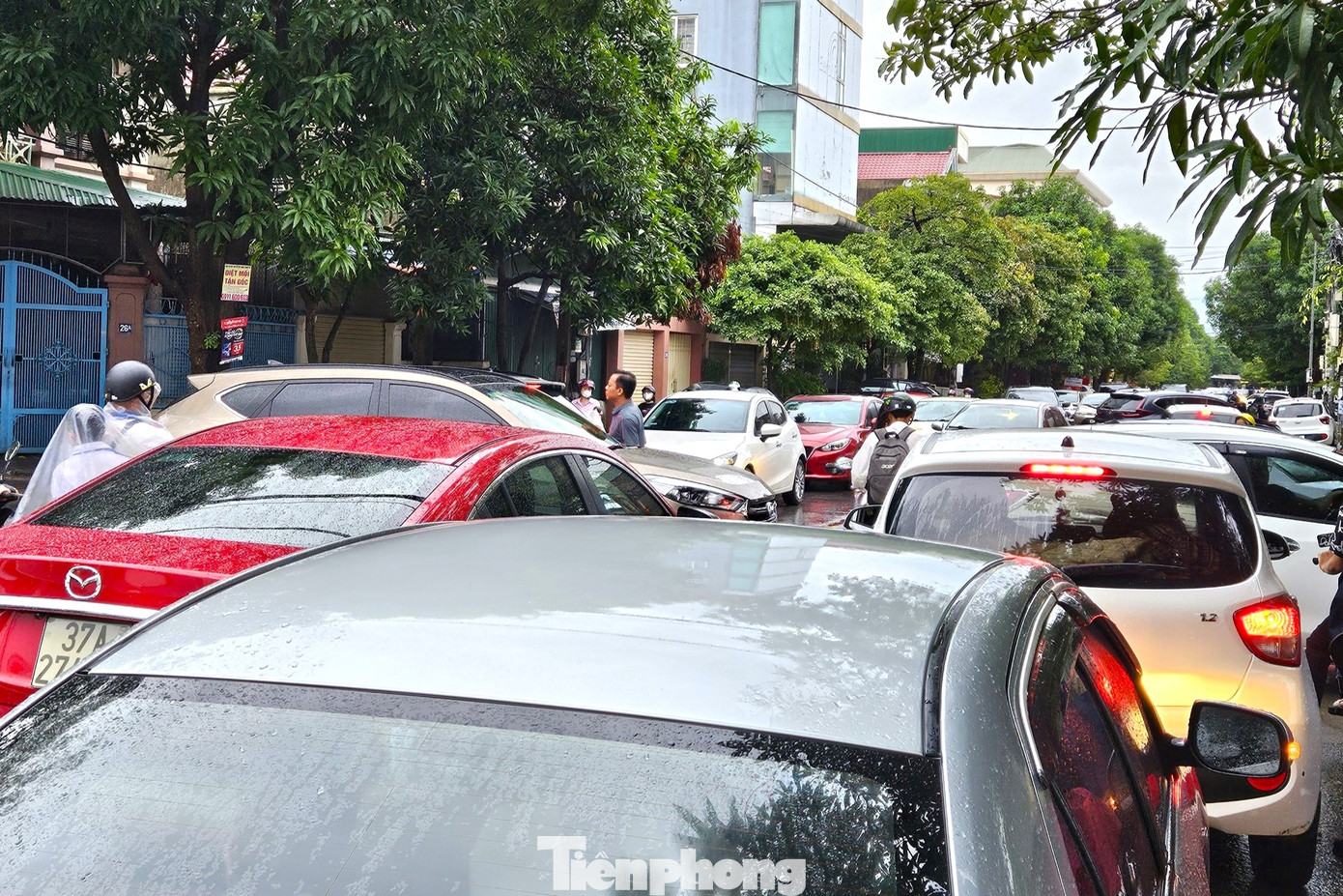 Nhiều tuyến đường ở thành phố Vinh xảy ra tình trạng ùn tắc vào giờ cao điểm. Nhiều tuyến đường ở thành phố Vinh xảy ra tình trạng ùn tắc vào giờ cao điểm.