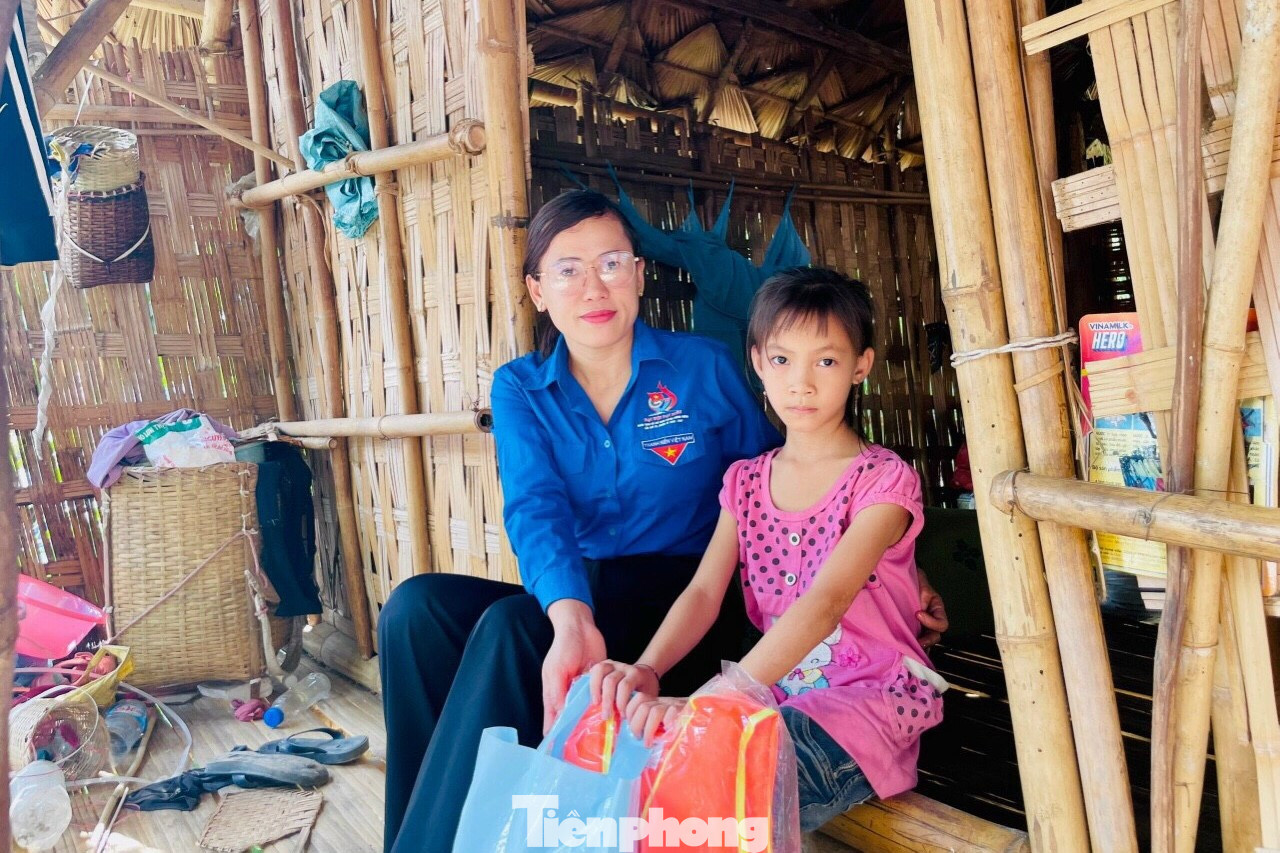 Chị Lô Thị Lan tặng quà cho em nhỏ có hoàn cảnh khó khăn