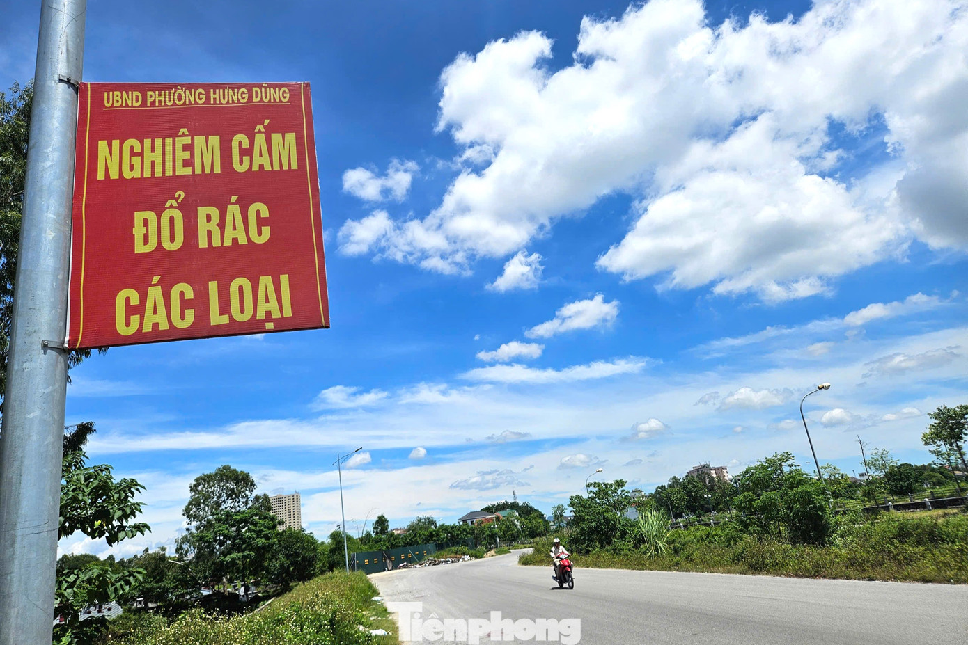 Cách đó không xa, UBND phường Hưng Dũng, thành phố Vinh đã treo biển “Nghiêm cấm đổ rác các loại”, tuy nhiên, tình trạng người dân đổ trộm rác thải vẫn diễn ra.