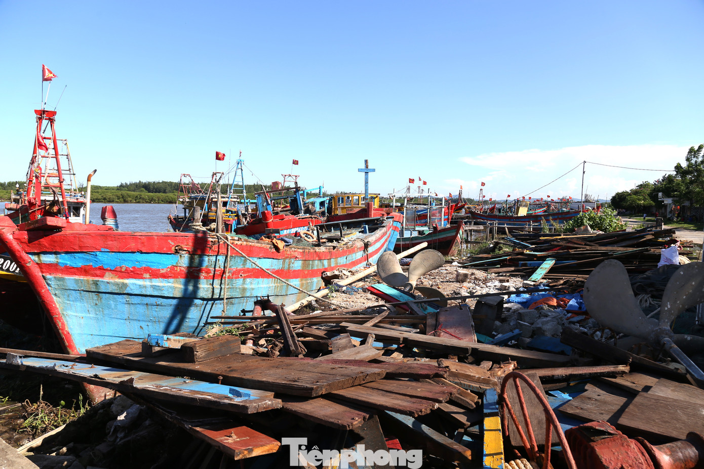 Đi dọc cảng cá Lạch Vạn (xã Diễn Ngọc, huyện Diễn Châu, Nghệ An), không khó để bắt gặp những người thợ đang miệt mài sửa chữa tàu thuyền. Tiếng máy cưa xình xịch, tiếng đục gỗ,… vang lên cả một vùng. Sau những chuyến bám biển dài ngày, sóng gió, bão tố quăng quật, tàu thuyền lại được những người thợ ở đây “bắt bệnh”.