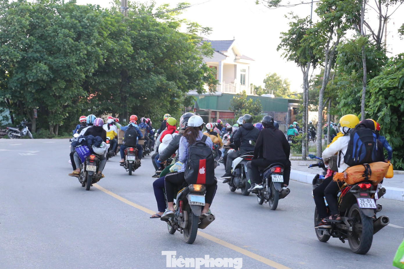 Đây chỉ là một trong những đoàn đầu tiên về quê bằng xe máy trong đợt này. Dự kiến, trong những ngày tới sẽ có hàng nghìn người về quê đi qua cầu Bến Thủy 2, trong đó có không ít lao động Nghệ An.