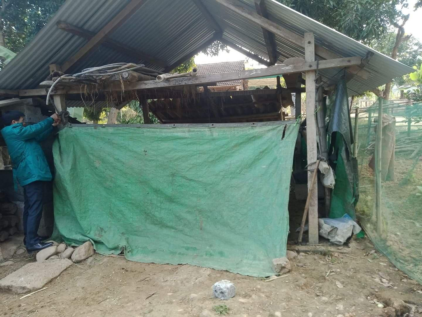 Che chắn chuồng trại chống rét cho vật nuôi