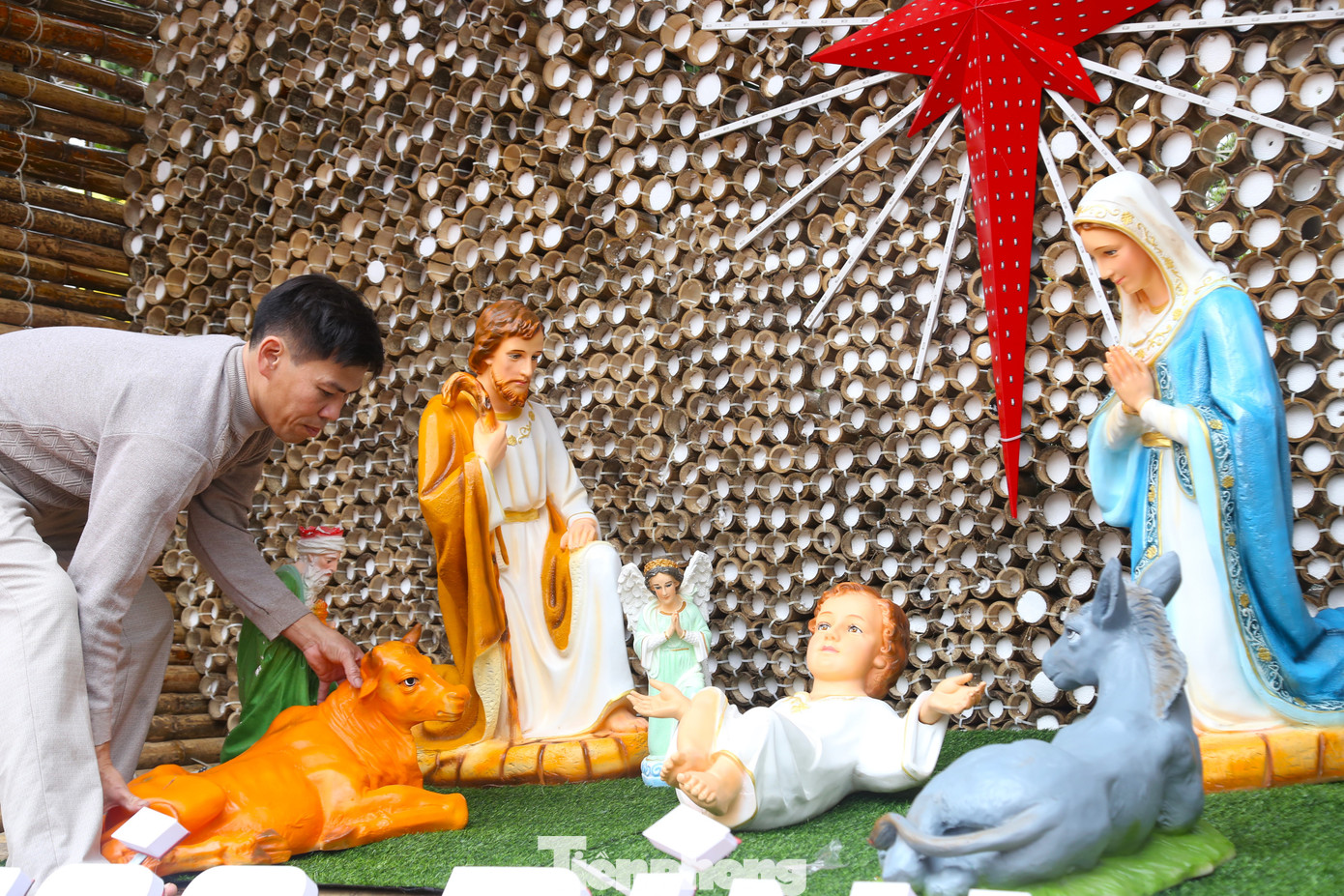 Trang trí hang đá