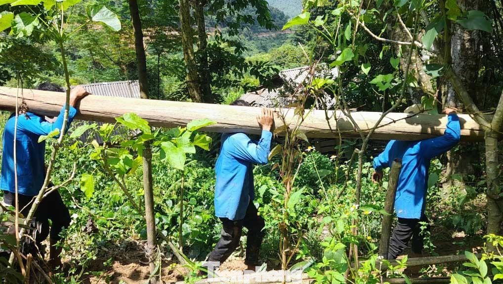 Đoàn viên thanh niên năng nổ giúp người dân tháo dỡ nhà