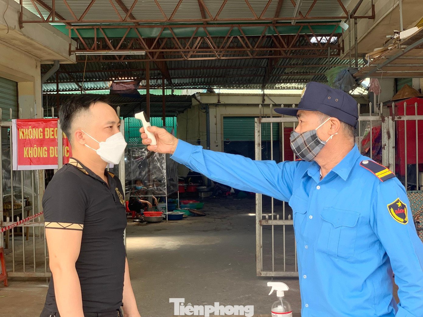 Kiểm tra thân nhiệt trước khi vào chợ