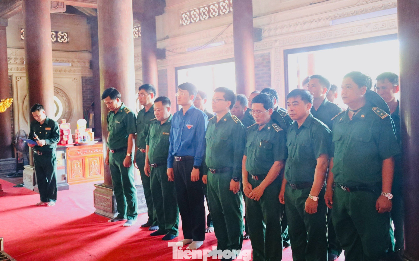 Các đại biểu dâng hoa, dâng hương tưởng niệm tại Khu di tích lịch sử Quốc gia Truông Bồn.