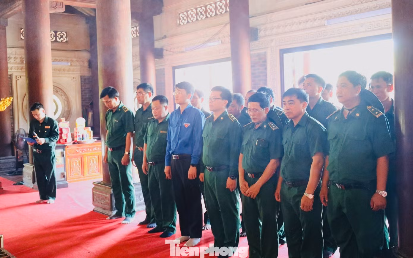 Các đại biểu dâng hoa, dâng hương tưởng niệm tại Khu di tích lịch sử Quốc gia Truông Bồn.