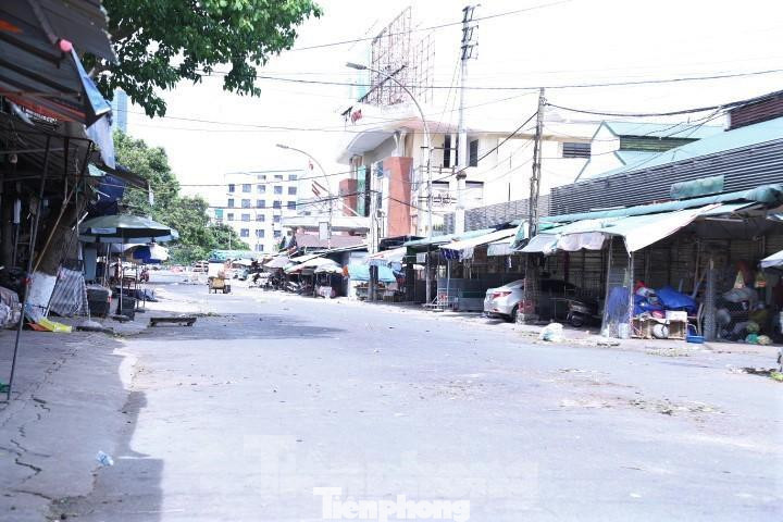 Các con đường vào ra chợ vắng người qua lại.