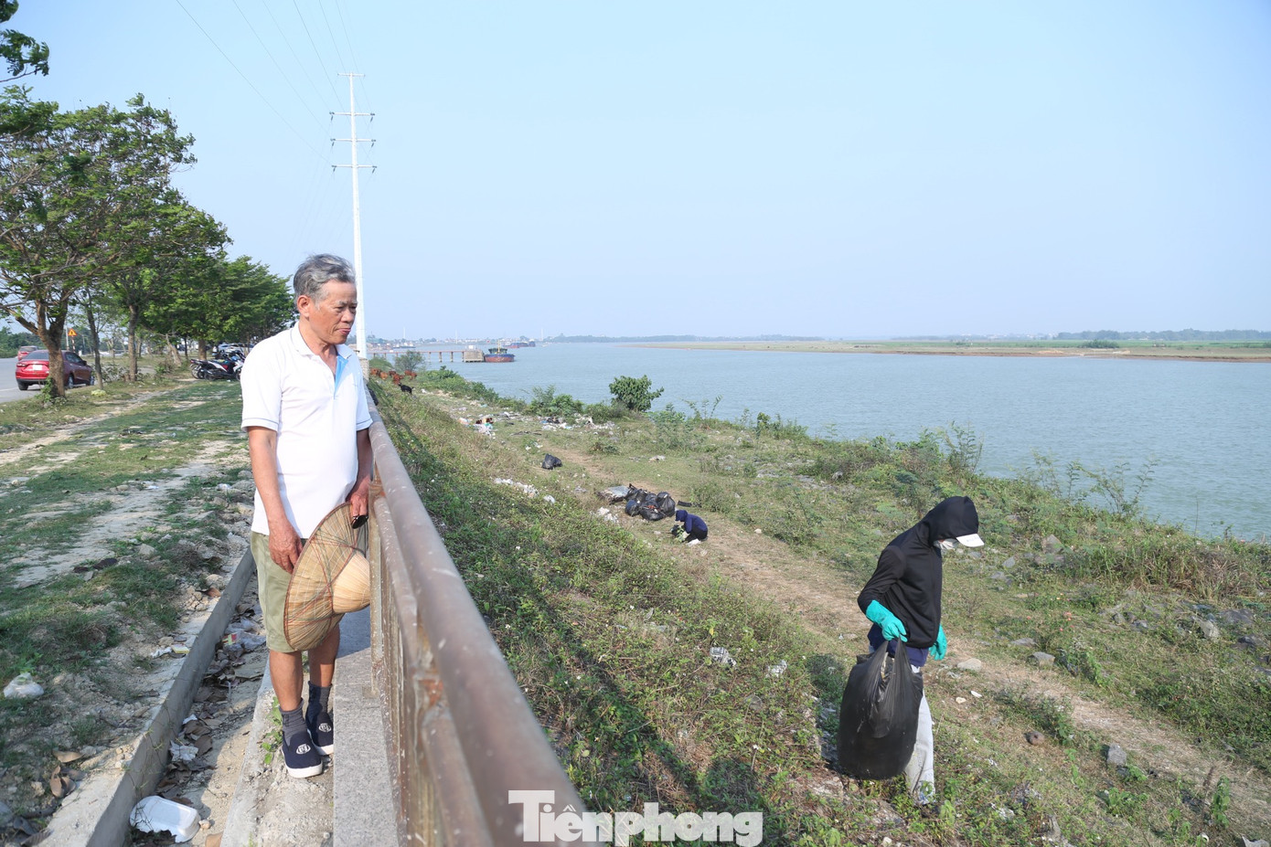 Người dân đi qua cảm phục trước hành động đẹp của nhóm bạn trẻ. "Tôi thấy các cháu còn nhỏ nhưng đã có nhận thức và việc làm đúng đắn, cần được lan tỏa mạnh mẽ", ông Nhân, một người dân phường Bến Thủy, TP Vinh chia sẻ.