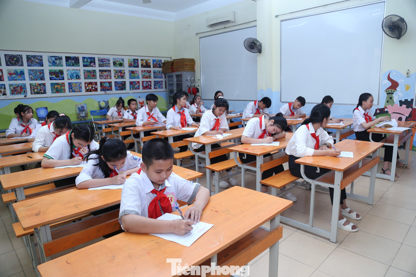 Các thí sinh tham dự phần thi “Chỉ huy Đội hiểu biết”. Tại đây, các thí sinh sẽ thi trắc nghiệm trong vòng 30 phút về truyền thống, lịch sử của đất nước, Bác Hồ kính yêu, Đảng Cộng sản Việt Nam, Đoàn TNCS Hồ Chí Minh, Đội TNTP Hồ Chí Minh, an toàn giao thông, phòng chống xâm hại tình dục trẻ em, phòng tránh tai nạn thương tích, bình đẳng giới, quyền tham gia của trẻ em.