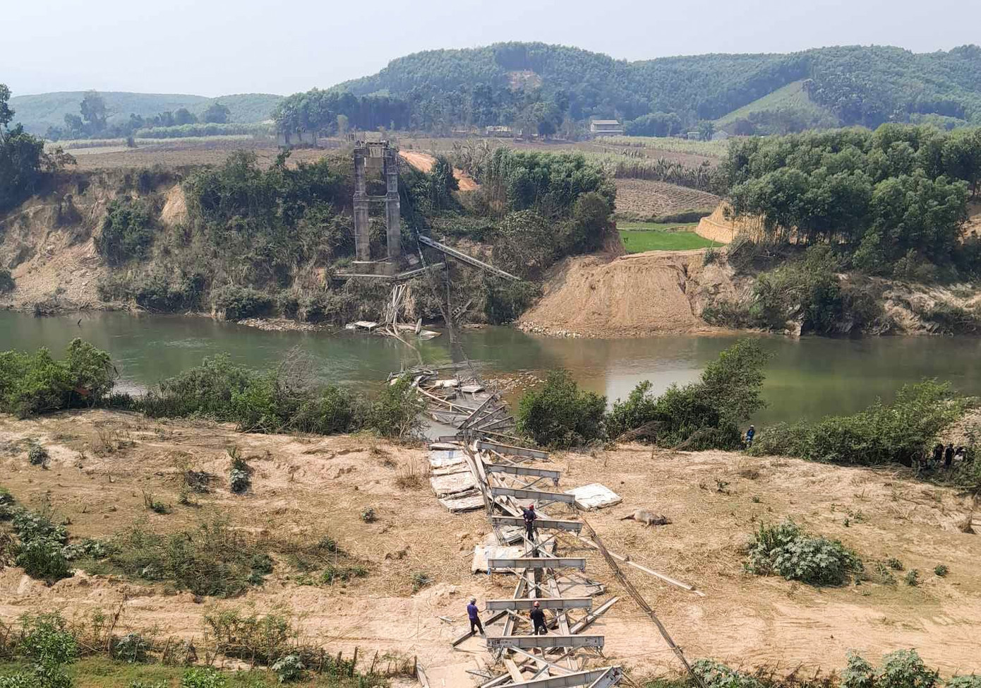 Cầu treo Kẻ Nính bị sập hoàn toàn Cầu treo Kẻ Nính bị sập hoàn toàn