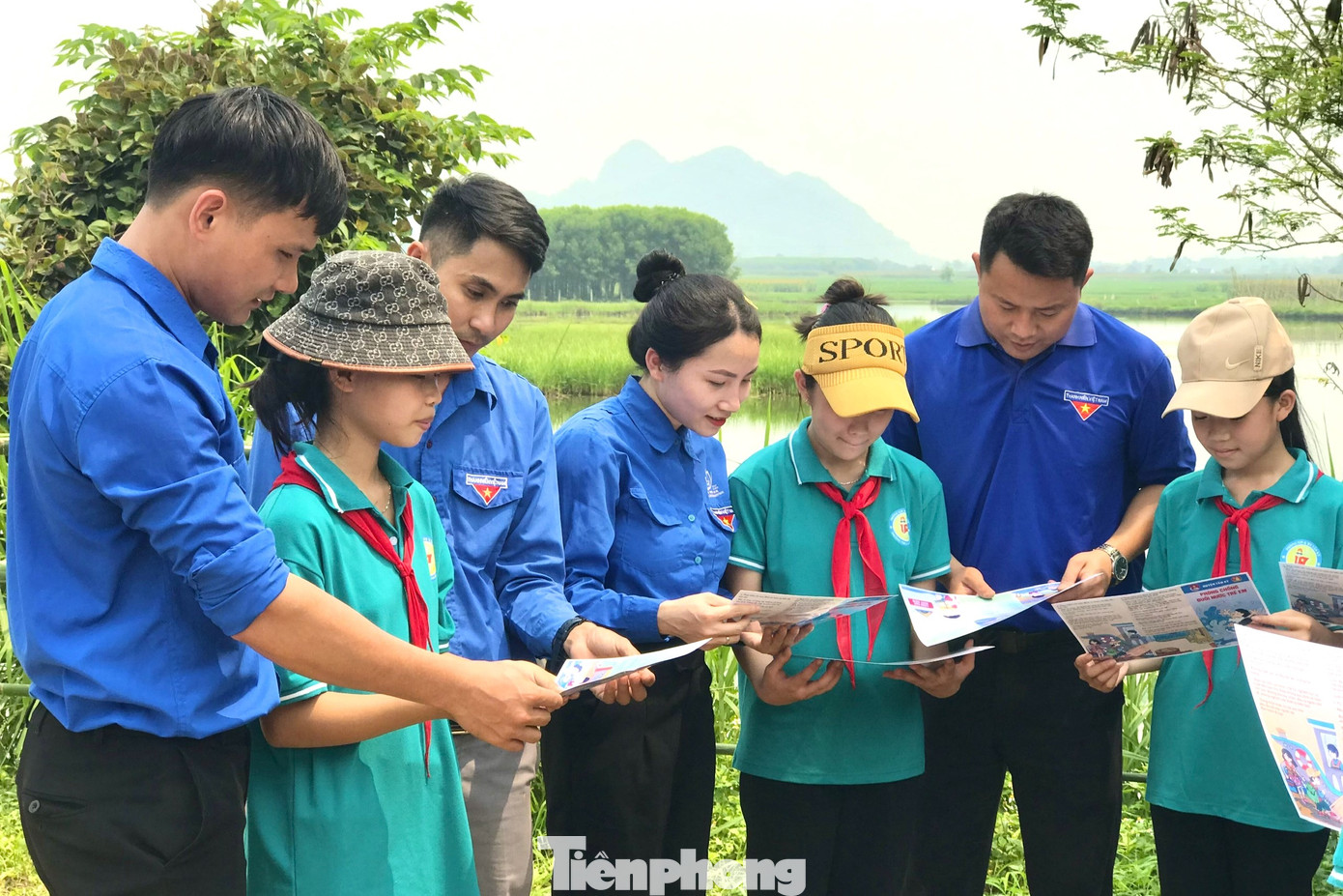 Phát tờ rơi tuyên truyền phòng chống đuối nước và tai nạn thương tích.