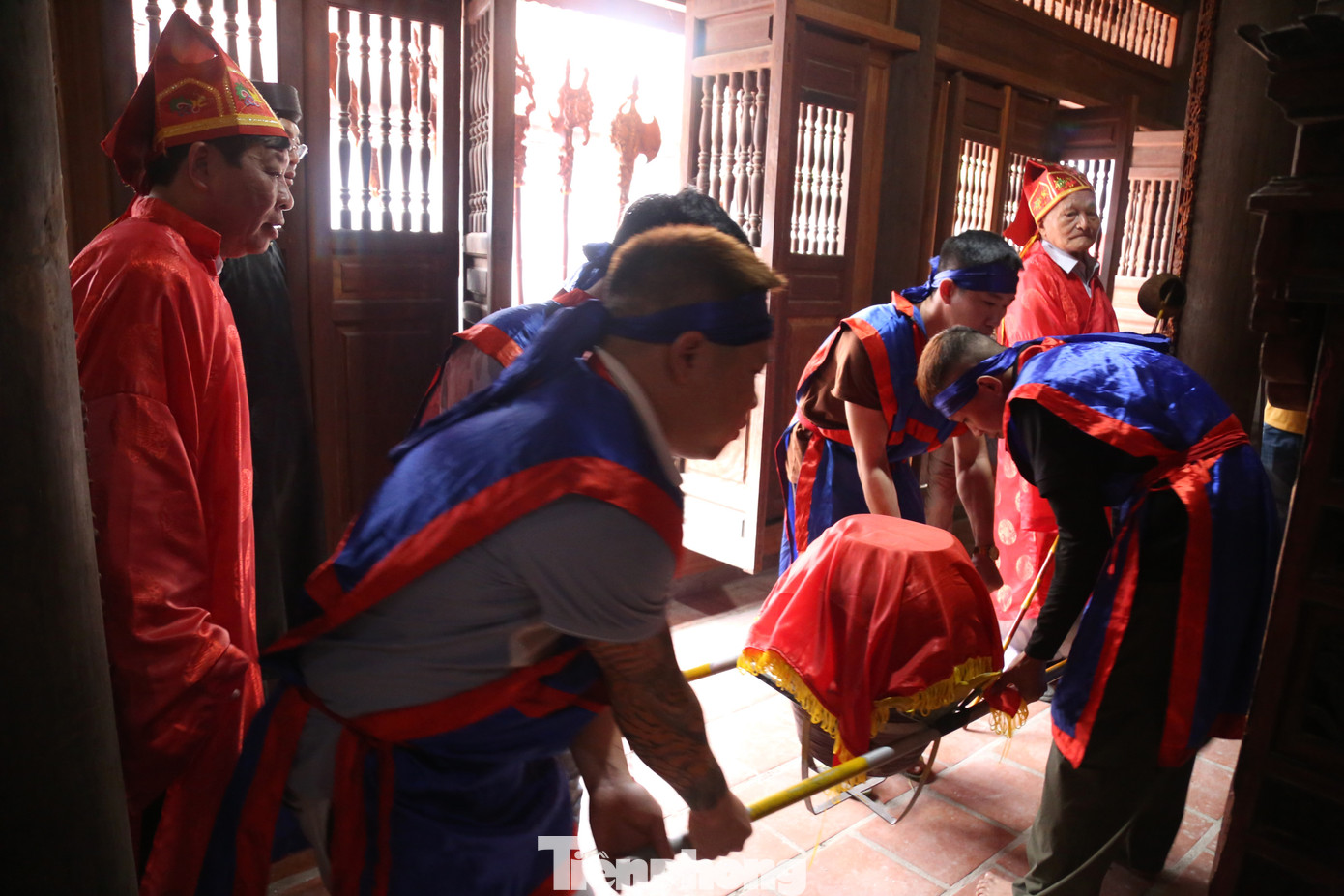 Nước thiêng sông Lam được đưa vào Thượng điện đền Vua Mai để tắm rửa cho tượng thánh và đồ tế khí. Hoạt động thể hiện lòng thành kính, tri ân Mai Hắc Đế - người có công lao to lớn đánh đuổi giặc phương Bắc và cầu cho một năm quốc thái dân an, mưa thuận gió hòa, mùa màng tươi tốt. Sau khi lễ rước nước kết thúc, Lễ hội đền Vua Mai mới chính thức bắt đầu. Nước thiêng sông Lam được đưa vào Thượng điện đền Vua Mai để tắm rửa cho tượng thánh và đồ tế khí. Hoạt động thể hiện lòng thành kính, tri ân Mai Hắc Đế - người có công lao to lớn đánh đuổi giặc phương Bắc và cầu cho một năm quốc thái dân an, mưa thuận gió hòa, mùa màng tươi tốt. Sau khi lễ rước nước kết thúc, Lễ hội đền Vua Mai mới chính thức bắt đầu.