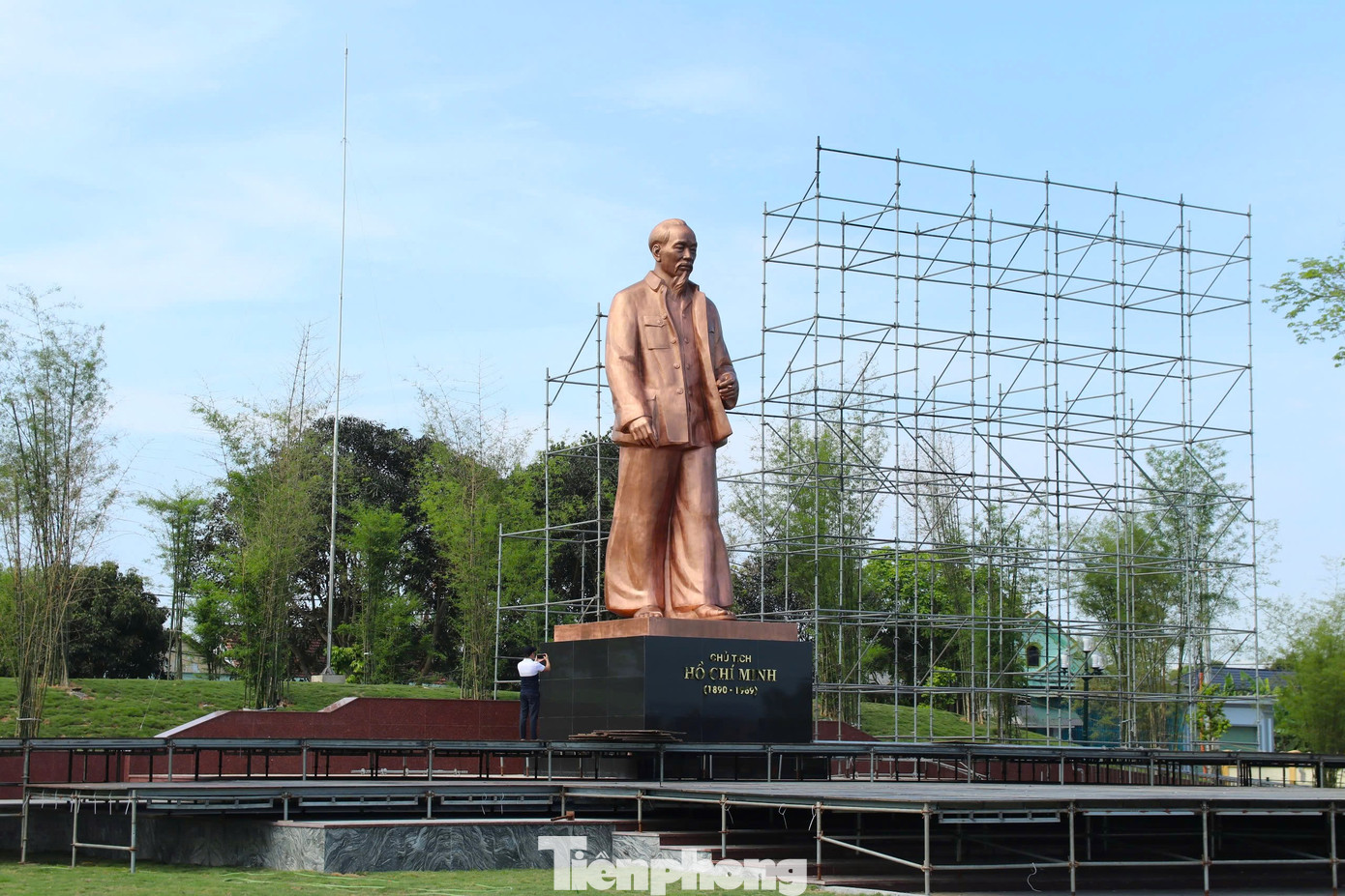 Tượng được đúc bằng đồng theo công nghệ ép thủy lực hiện đại; cao 7,9m; phần đế 0,4m; chân đế đặt tượng cao 2,25m nâng tổng chiều cao công trình lên hơn 10m. Tượng được đúc bằng đồng theo công nghệ ép thủy lực hiện đại; cao 7,9m; phần đế 0,4m; chân đế đặt tượng cao 2,25m nâng tổng chiều cao công trình lên hơn 10m.