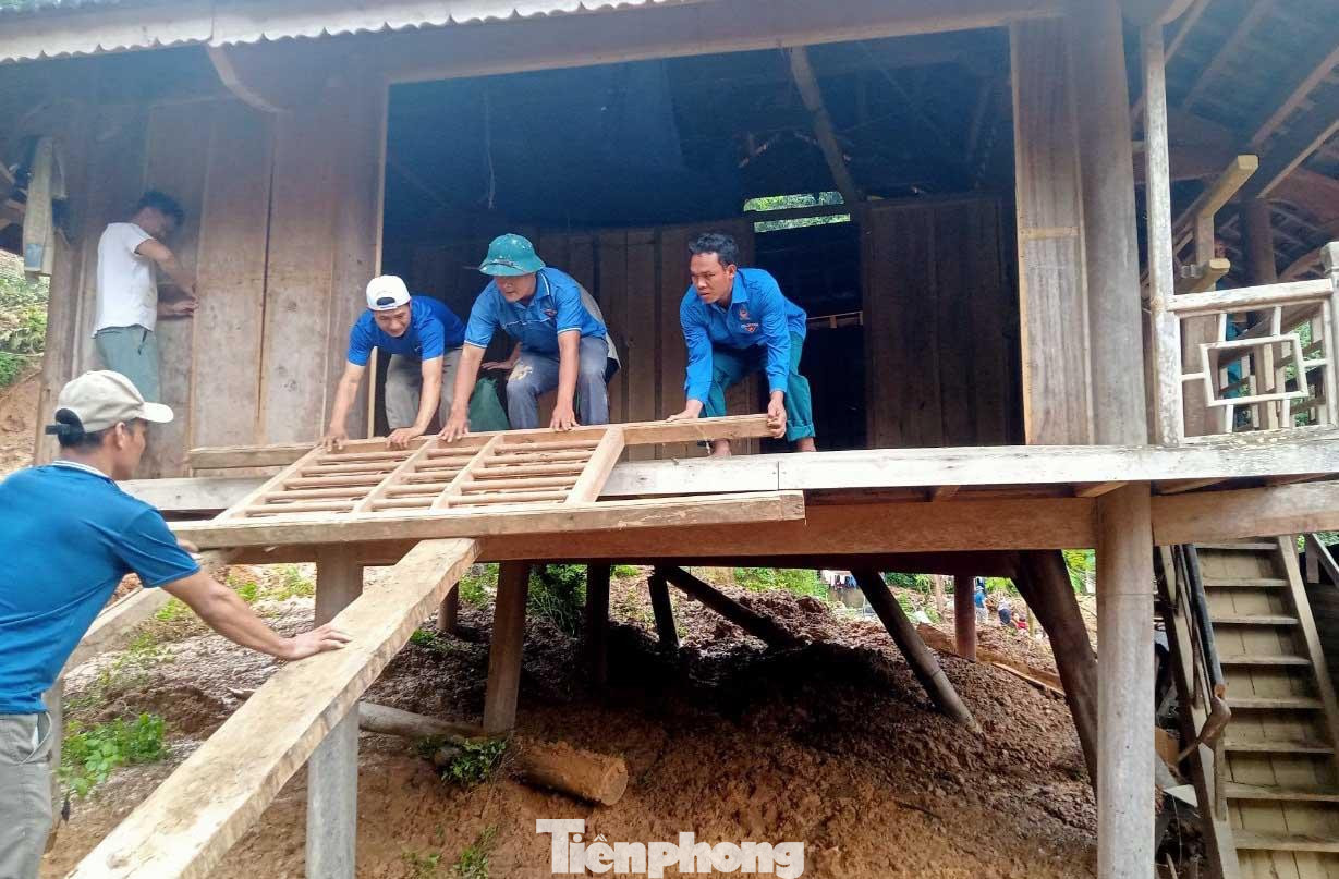 “Trên địa bàn hiện còn 3 bản bị cô lập, rất nhiều hộ dân có nguy cơ bị vùi lấp nhà do sạt lở đất. Để đảm bảo an toàn tính mạng và tài sản, 13 hộ dân đã phải tháo dỡ nhà cửa vận chuyển đi nơi khác. Những ngày tới, chúng tôi sẽ tiếp tục hỗ trợ tháo dỡ nhà và di dời tài sản cho 11 hộ dân”, anh Ba nói.