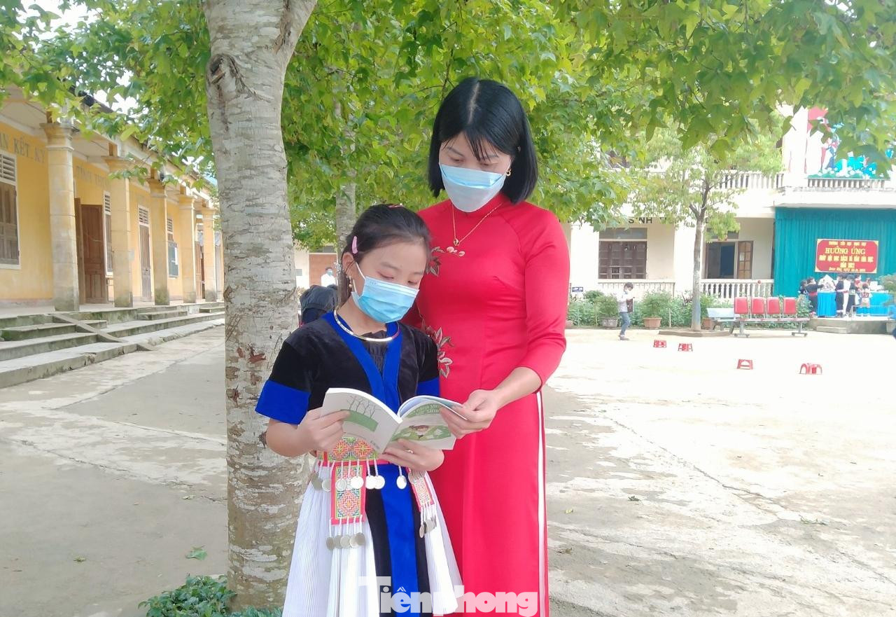 Cô trò trường Tiểu học Đoọc Mạy thể hiện tình yêu với sách.