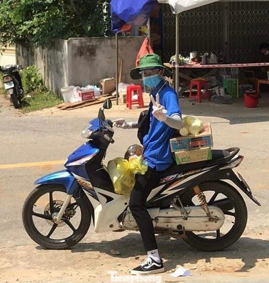 Để giúp người dân an tâm chống dịch, ĐVTN 2 xã biên giới đã thành lập đội shipper áo xanh đi chợ giúp người dân. Theo đó, bà con đăng ký mua hàng qua Trưởng bản, sau đó sẽ cử 2 người đi chợ và đưa về tận nhà, có sự đồng hành của các shipper áo xanh. Thời gian đăng ký trước 9h sáng hàng ngày.