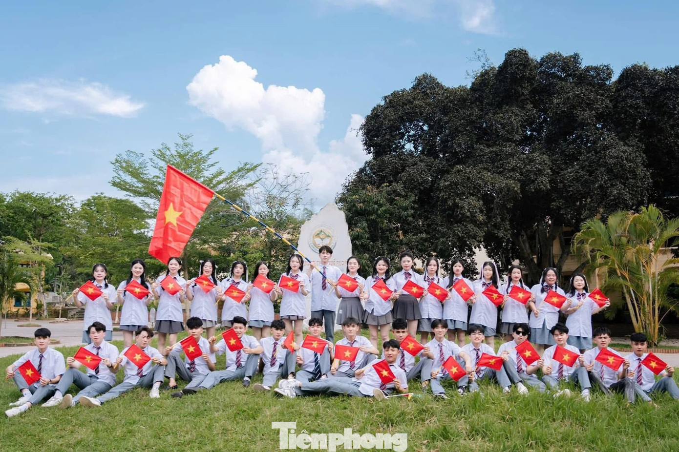 Bộ ảnh kỷ yếu đầy ý nghĩa, chụp với lá cờ Tổ quốc của học sinh Trường THPT Quế Phong, huyện Quế Phong.