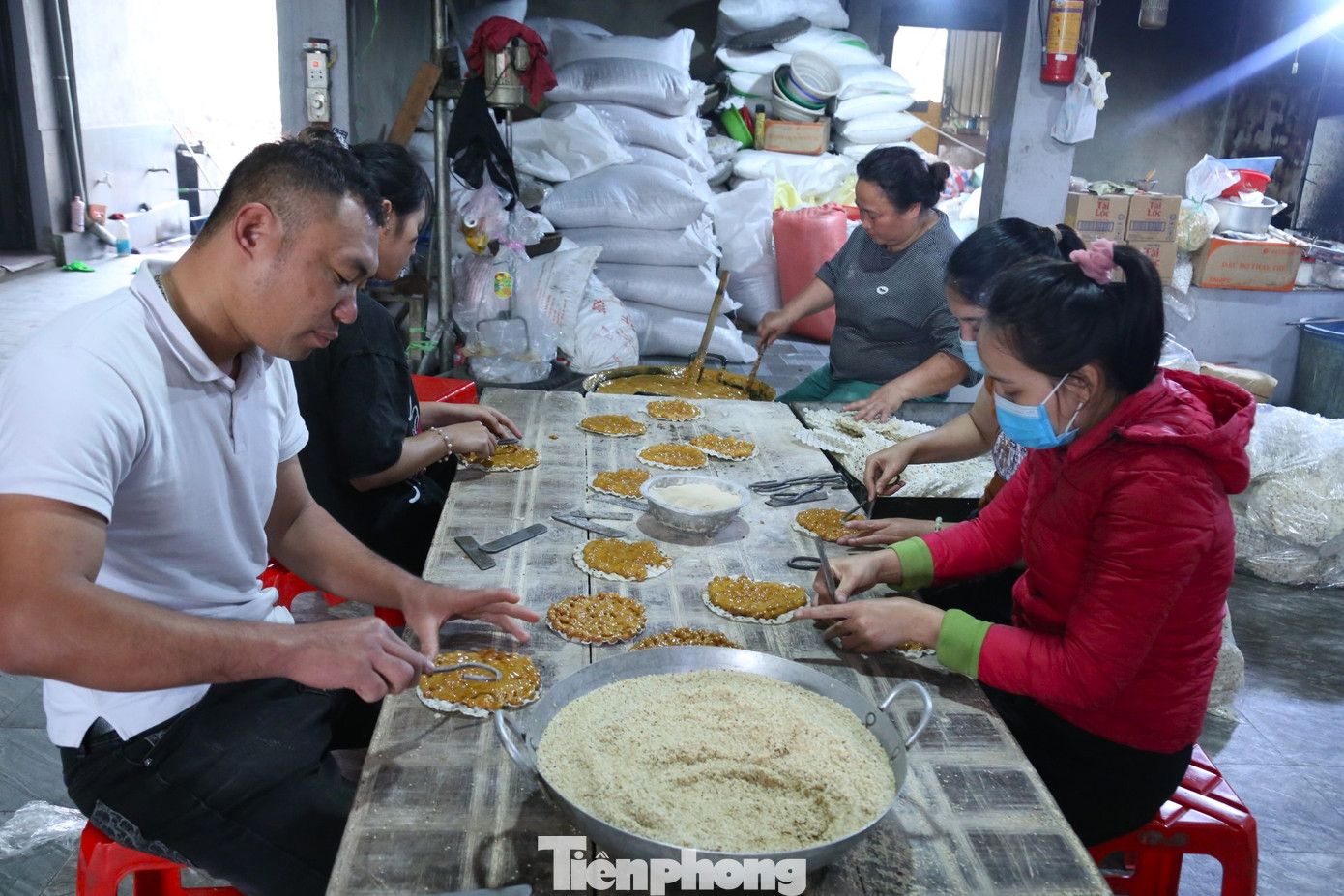 Về làng nghề bánh kẹo ở xã Diễn Vạn, huyện Diễn Châu, Nghệ An những ngày này, không khí lao động nhộn nhịp. Khoảng 20 năm trở lại đây, nghề làm bánh kẹo phát triển đem lại thu nhập chính, làm giàu cho nhiều hộ gia đình.