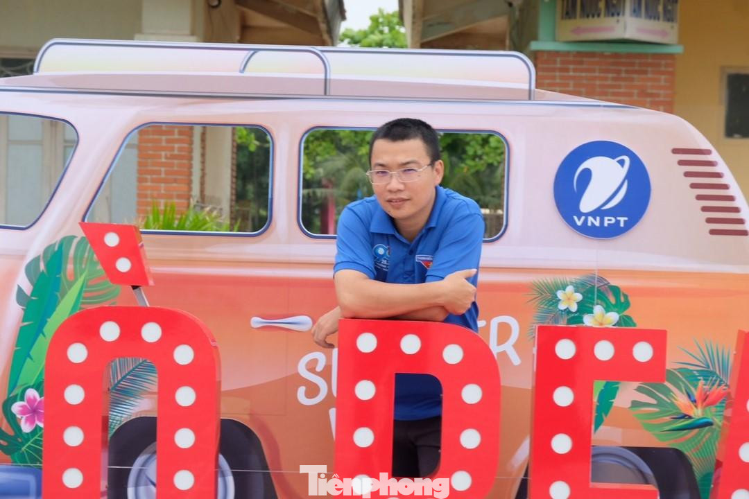 Thầy Trương Văn Hùng, giảng viên khoa Công nghệ Hàn, Trường Cao đẳng kỹ thuật công nghiệp Việt Nam - Hàn Quốc Thầy Trương Văn Hùng, giảng viên khoa Công nghệ Hàn, Trường Cao đẳng kỹ thuật công nghiệp Việt Nam - Hàn Quốc