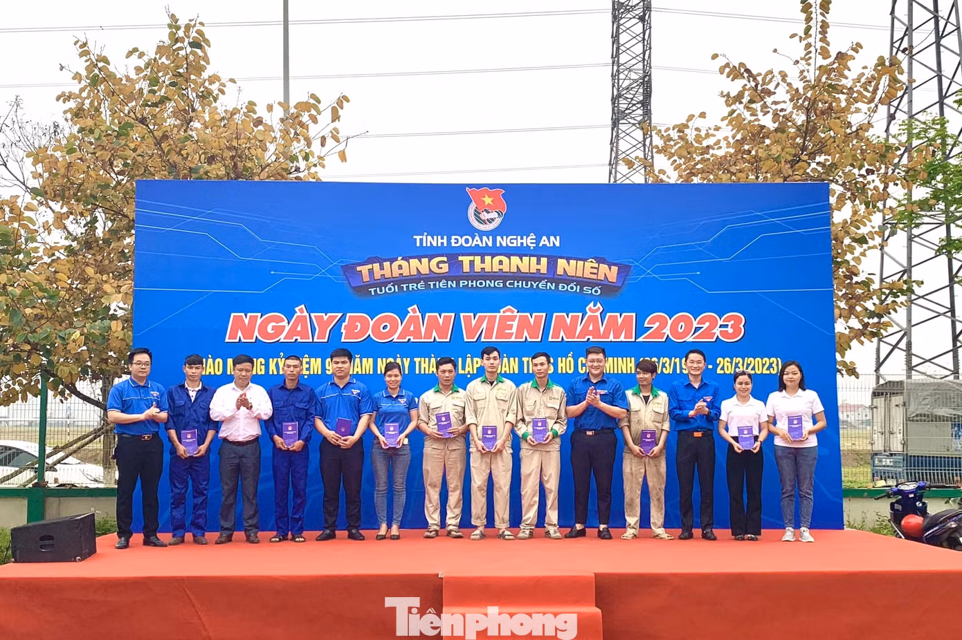 Tặng 10 suất quà cho 10 thanh niên công nhân có hoàn cảnh khó khăn Tặng 10 suất quà cho 10 thanh niên công nhân có hoàn cảnh khó khăn