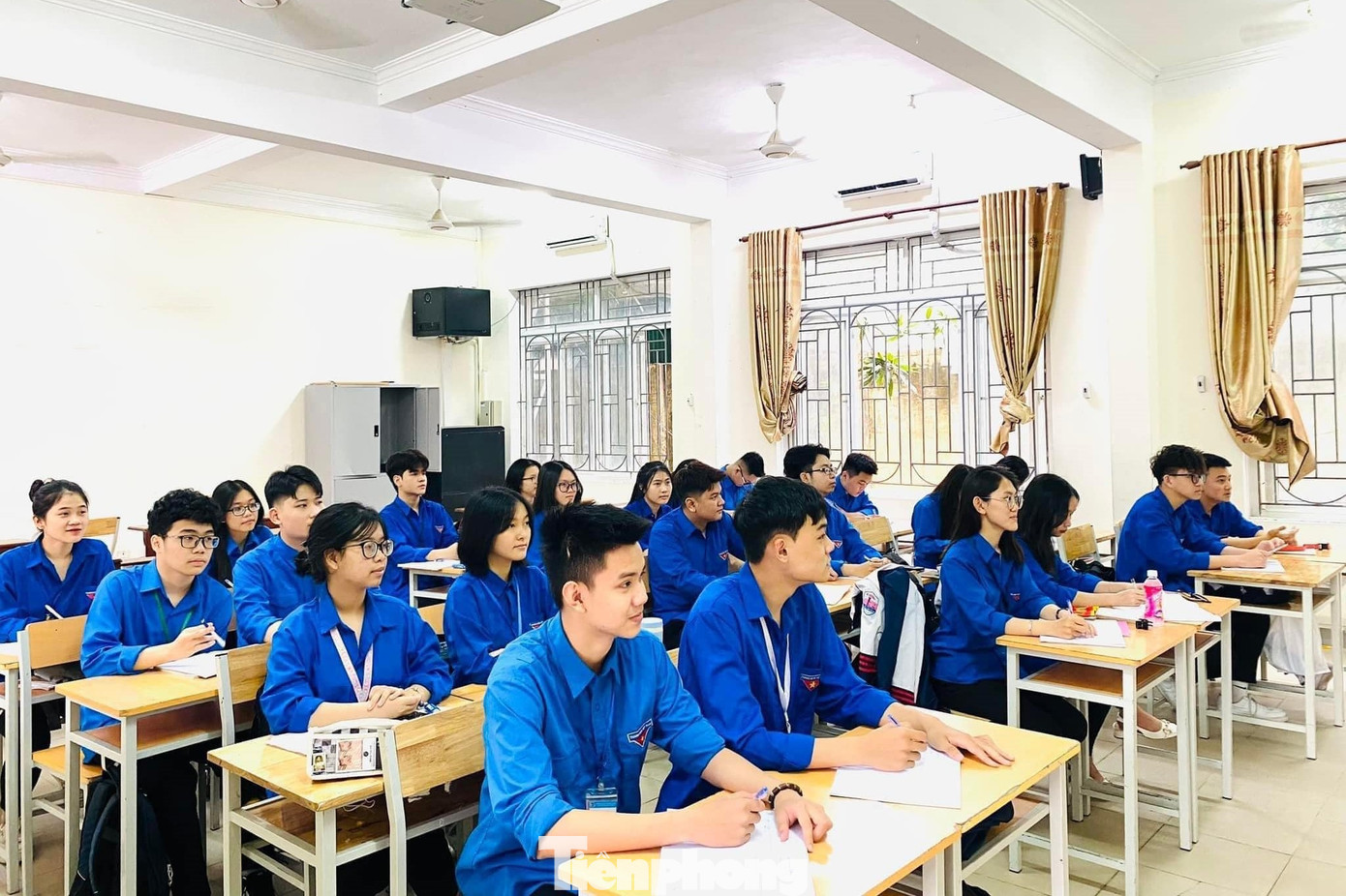 Đối với học sinh, sinh viên ngồi trên ghế nhà trường, tuần lễ áo xanh trở nên đặc biệt hơn khi các em chuẩn bị bước vào những ngày học tập cao điểm của mùa thi, mùa ra trường. Đồng hành với các bạn, tổ chức Đoàn các cấp đã có nhiều hoạt động ý nghĩa. Đối với học sinh, sinh viên ngồi trên ghế nhà trường, tuần lễ áo xanh trở nên đặc biệt hơn khi các em chuẩn bị bước vào những ngày học tập cao điểm của mùa thi, mùa ra trường. Đồng hành với các bạn, tổ chức Đoàn các cấp đã có nhiều hoạt động ý nghĩa.