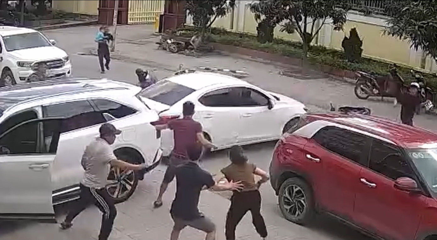 Xe máy nằm ngổn ngang. Nhiều người hốt hoảng bỏ chạy khi chiếc ô tô gây tai nạn liên hoàn.