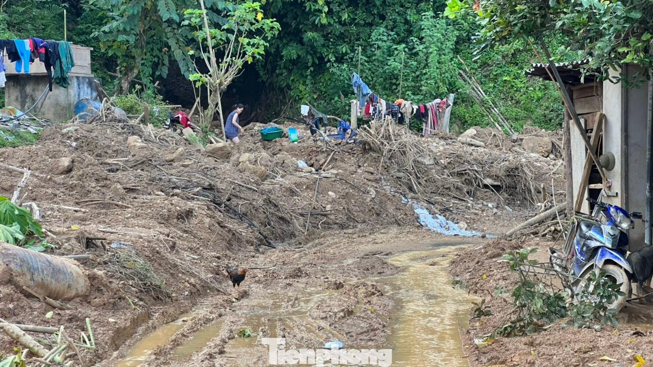 Chị Chích Thị Xon (SN 1996, trú bản Nam Tiến 1, xã Bảo Nam, huyện Kỳ Sơn) cho biết, vẫn còn ám ảnh bởi cảnh tượng lúc cơn lũ ập tới. “Khoảng 1h sáng 5/9, chị cùng con nhỏ đang ngủ thì nghe tiếng người gọi thất thanh. Ôm con mở cửa phòng ngủ thấy nước tràn vào nhà xối xả, khu vực phòng khách bị lũ cuốn từ lúc nào không hay biết”, chị Xon kể.