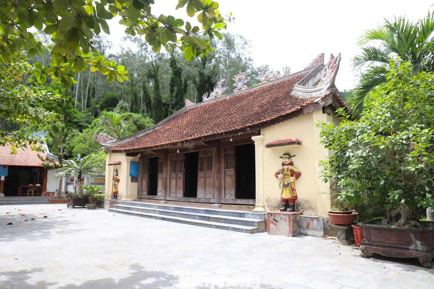 Công trình được xây theo thiết kế miếu ở trên, mộ dưới. Mặt tiền là nhà hạ điện, phía sau là trung điện, thượng điện, hai bên gồm tả vu, hữu vu, nhà chờ... Xung quanh khuôn viên có nhiều cây xanh phủ bóng mát.