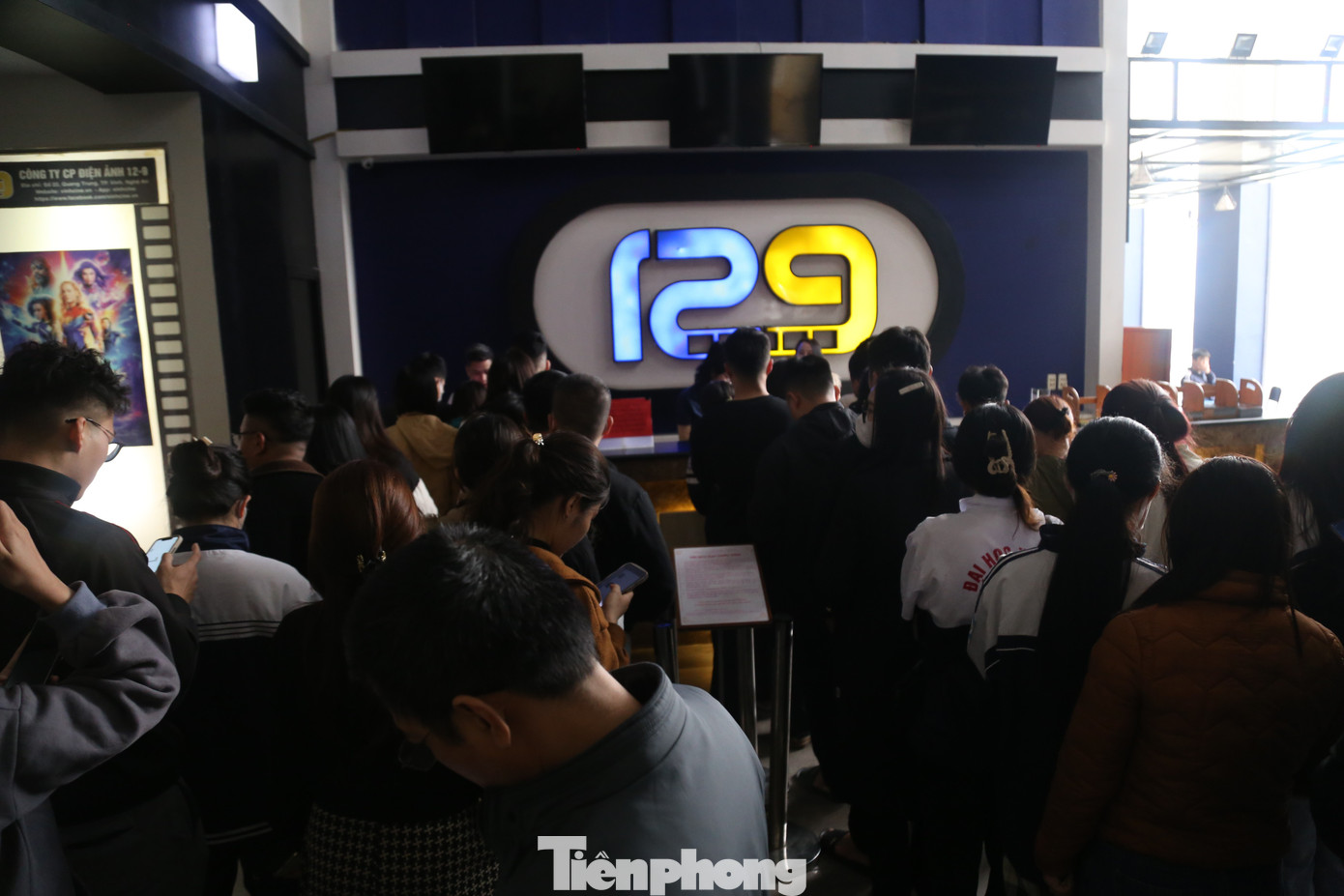 Dù phải xếp hàng khá lâu để mua vé nhưng nhiều người vẫn vui vẻ chấp nhận.