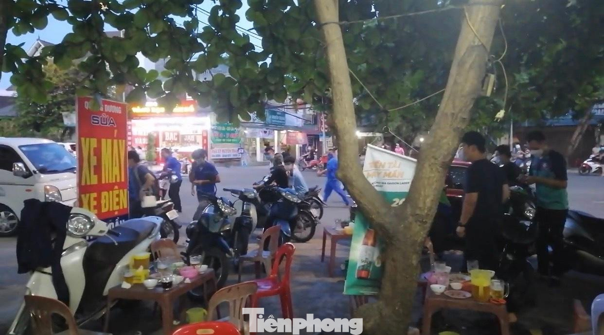 Nhận được phản ánh, đội Cảnh sát Giao thông - Trật tự , Công an TP Vinh đã ra quân xử phạt. Khi thấy lực lượng chức năng, hàng loạt khách nhậu vội vàng rời đi.