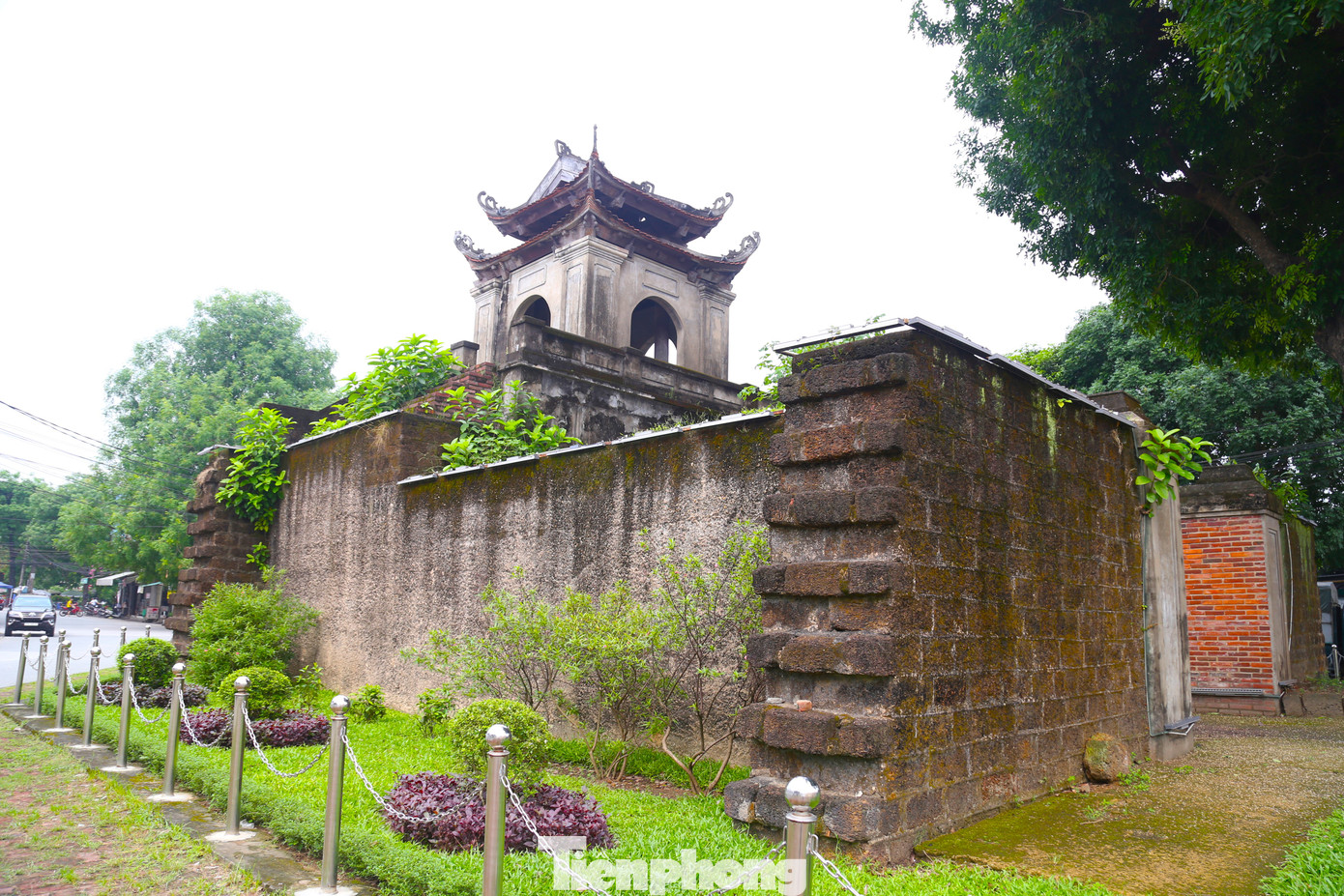 Cửa Tiền rêu phong, cổ kính.