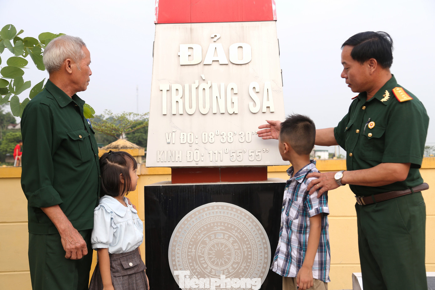 Ông Nguyễn Trọng Hải - Chủ tịch Hội cựu chiến binh xã Lạng Sơn chia sẻ về ý nghĩa cột mốc, bia chủ quyền biên giới, biển đảo. Ông Nguyễn Trọng Hải - Chủ tịch Hội cựu chiến binh xã Lạng Sơn chia sẻ về ý nghĩa cột mốc, bia chủ quyền biên giới, biển đảo.