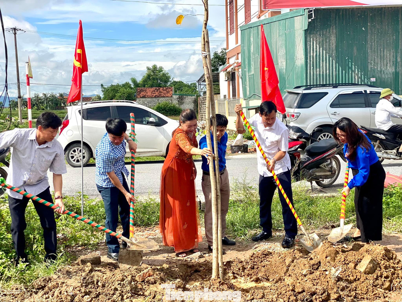 Trồng hàng cây thanh niên làm theo lời Bác.