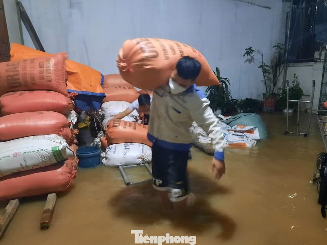 “Ngay trong đêm, chúng tôi đã tuyên truyền, huy động các lực lượng hỗ trợ bà con kê cao đồ đạc, tài sản. Những hộ có nguy cơ lụt nặng được vận động đi tránh trú tại nhà người thân để đảm bảo an toàn”, ông Châu nói. “Ngay trong đêm, chúng tôi đã tuyên truyền, huy động các lực lượng hỗ trợ bà con kê cao đồ đạc, tài sản. Những hộ có nguy cơ lụt nặng được vận động đi tránh trú tại nhà người thân để đảm bảo an toàn”, ông Châu nói.