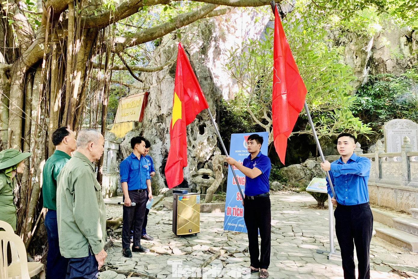 Lễ chào cờ tại hang Hỏa Tiễn