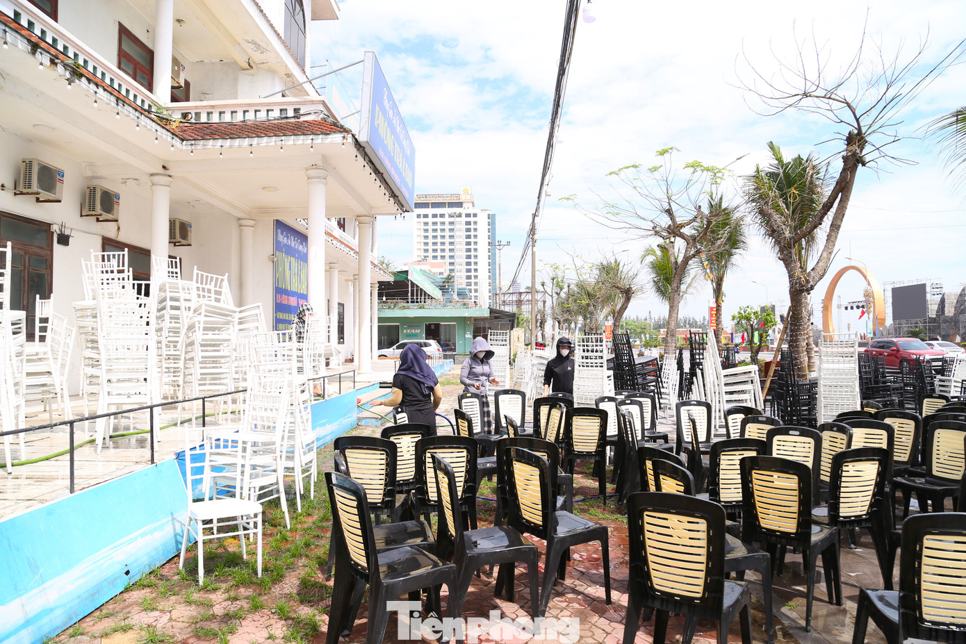 Các cơ sở kinh doanh đang khẩn trương dọn dẹp bàn, ghế để chuẩn bị đón khách. Các cơ sở kinh doanh đang khẩn trương dọn dẹp bàn, ghế để chuẩn bị đón khách.