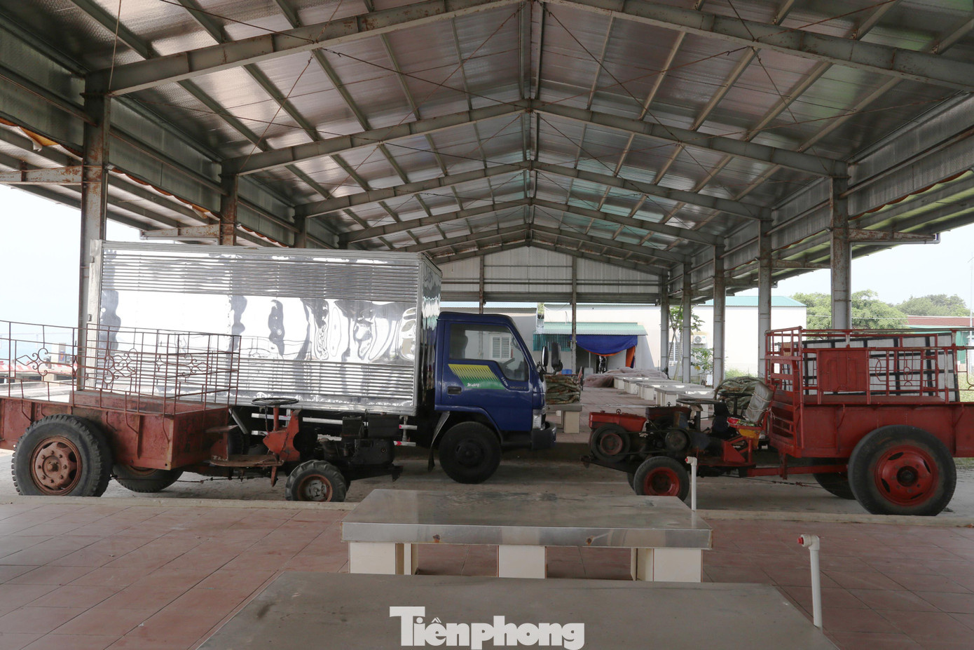 Sau khi hoàn thành, nhà phân loại hải sản trở thành nơi đậu xe và...