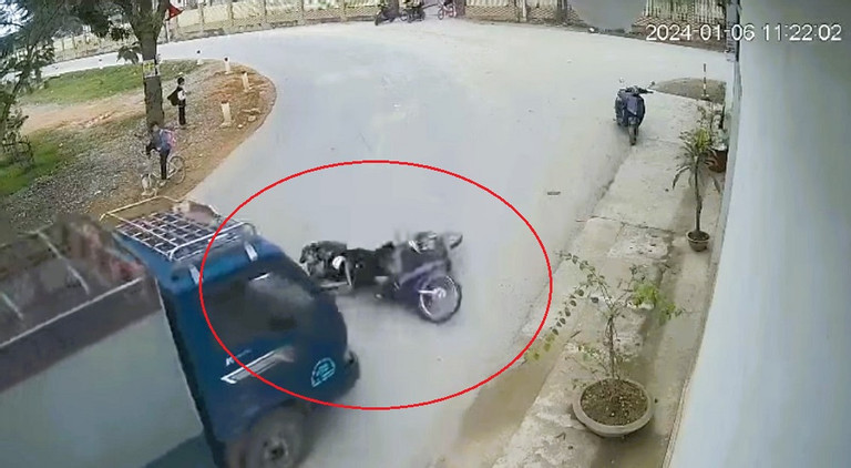 Hình ảnh hai học sinh thoát chết trước đầu xe tải. Ảnh cắt từ clip Hình ảnh hai học sinh thoát chết trước đầu xe tải. Ảnh cắt từ clip