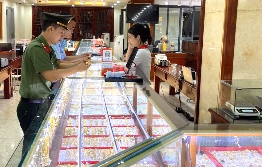 Lực lượng chức năng kiểm tra tại cửa hàng kinh doanh vàng