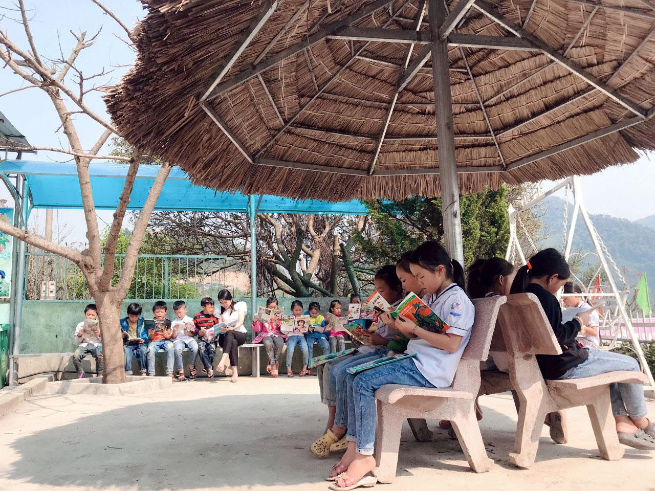 Thực hiện mô hình “Thư viện xanh” do Sở Giáo dục và Đào tạo Nghệ An phát động, các trường học từ bậc Tiểu học đến THCS ở huyện miền núi Kỳ Sơn đã tận dụng không gian ngoài trời để đặt các đầu sách, báo, là hành trang kiến thức vô cùng quý giá cho những học trò nơi rẻo cao xứ Nghệ.