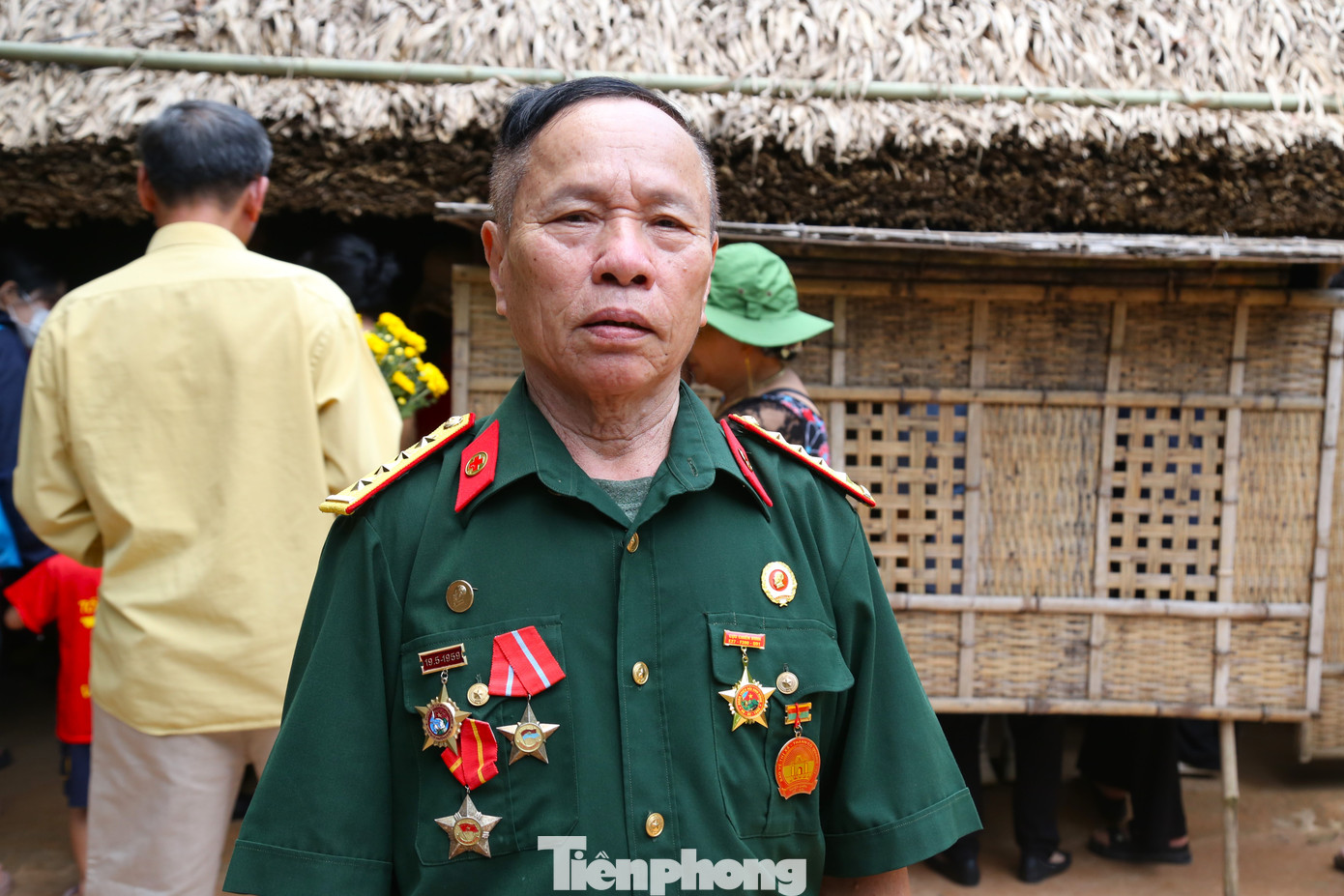 Đây là lần thứ 3, cựu chiến binh Nguyễn Sỹ Huệ (SN 1948, trú thành phố Hà Tĩnh, tỉnh Hà Tĩnh) về thăm quê Bác. Lần này đặc biệt hơn khi 7 người, con, cháu của ông cùng đi. “Tôi tự hào về truyền thống quê hương Xô Viết và cảm thấy vinh dự là người con vùng đất Nghệ Tĩnh được tham gia chiến đấu ở nhiều chiến trường. Hôm nay, ngày 30/4/2025, tròn 50 năm ngày giải phóng miền Nam, thống nhất đất nước, tôi về đây để tưởng nhớ công ơn của Bác Hồ. Giáo dục truyền thống, lịch sử dân tộc đến thế hệ con cháu luôn ghi nhớ công lao to lớn của Người”, ông Huệ chia sẻ.