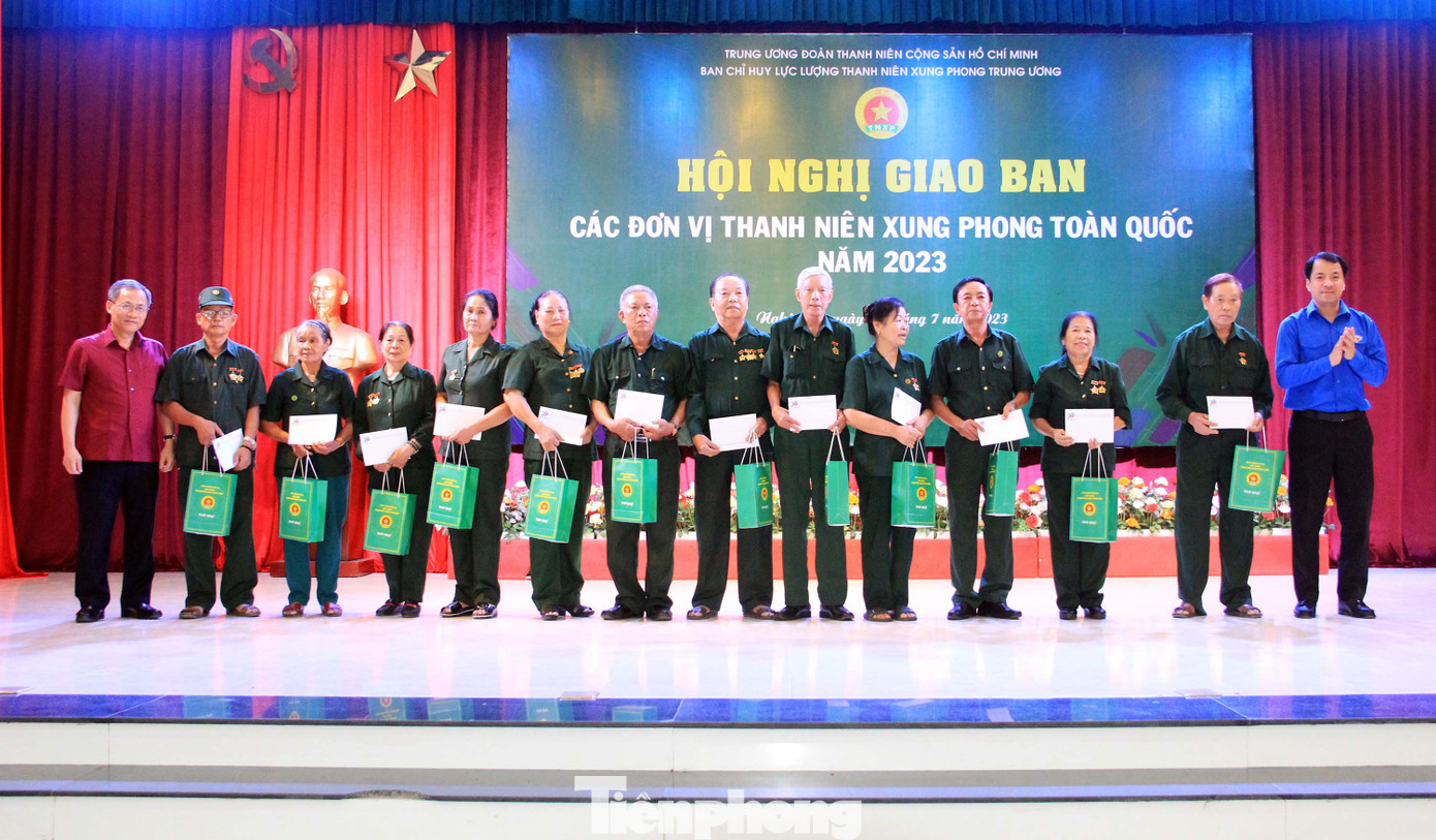 Tặng quà cho các cựu TNXP nhân ngày truyền thống lực lượng TNXP