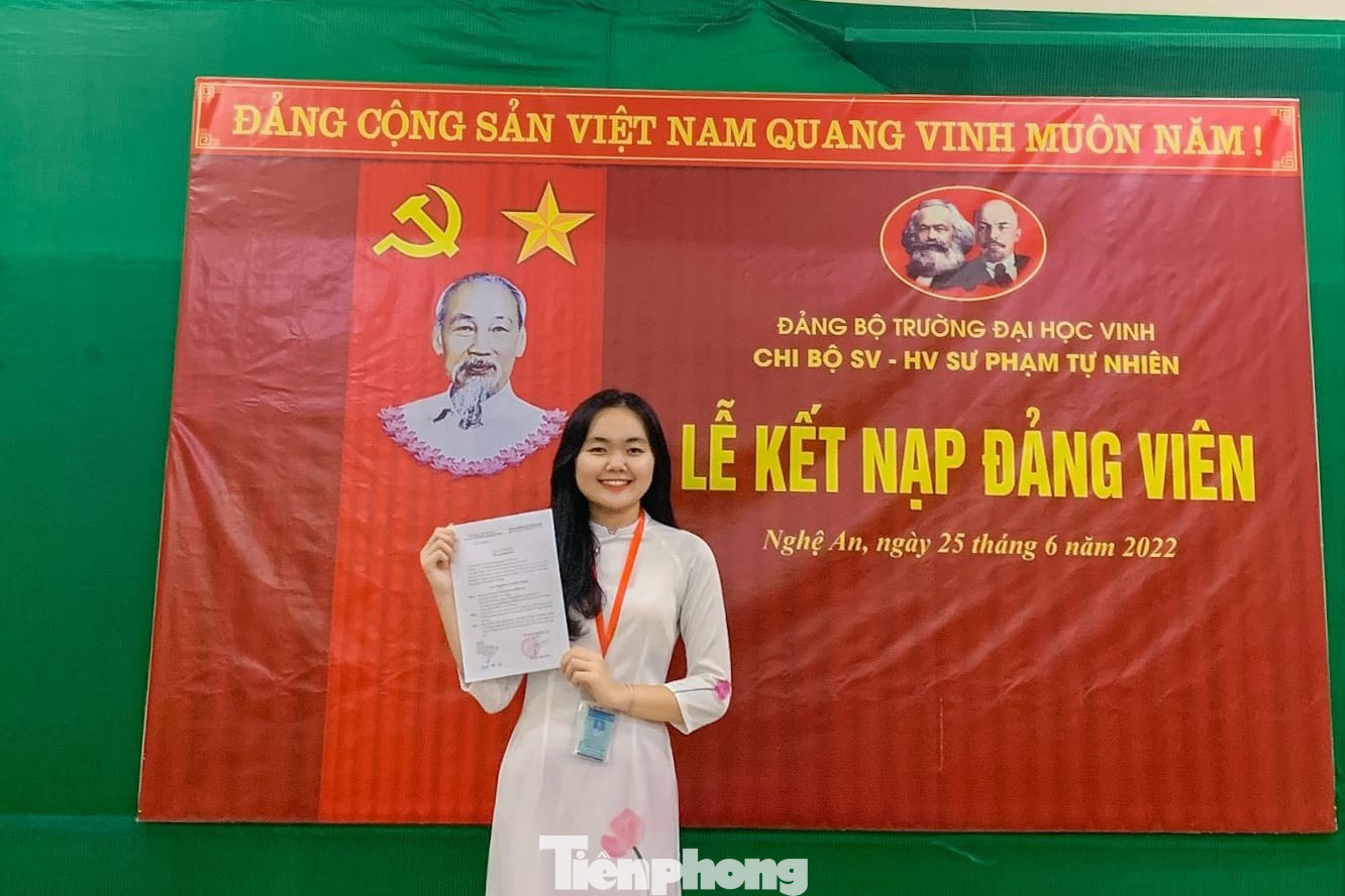 Phương Hà tại lễ kết nạp Đảng viên