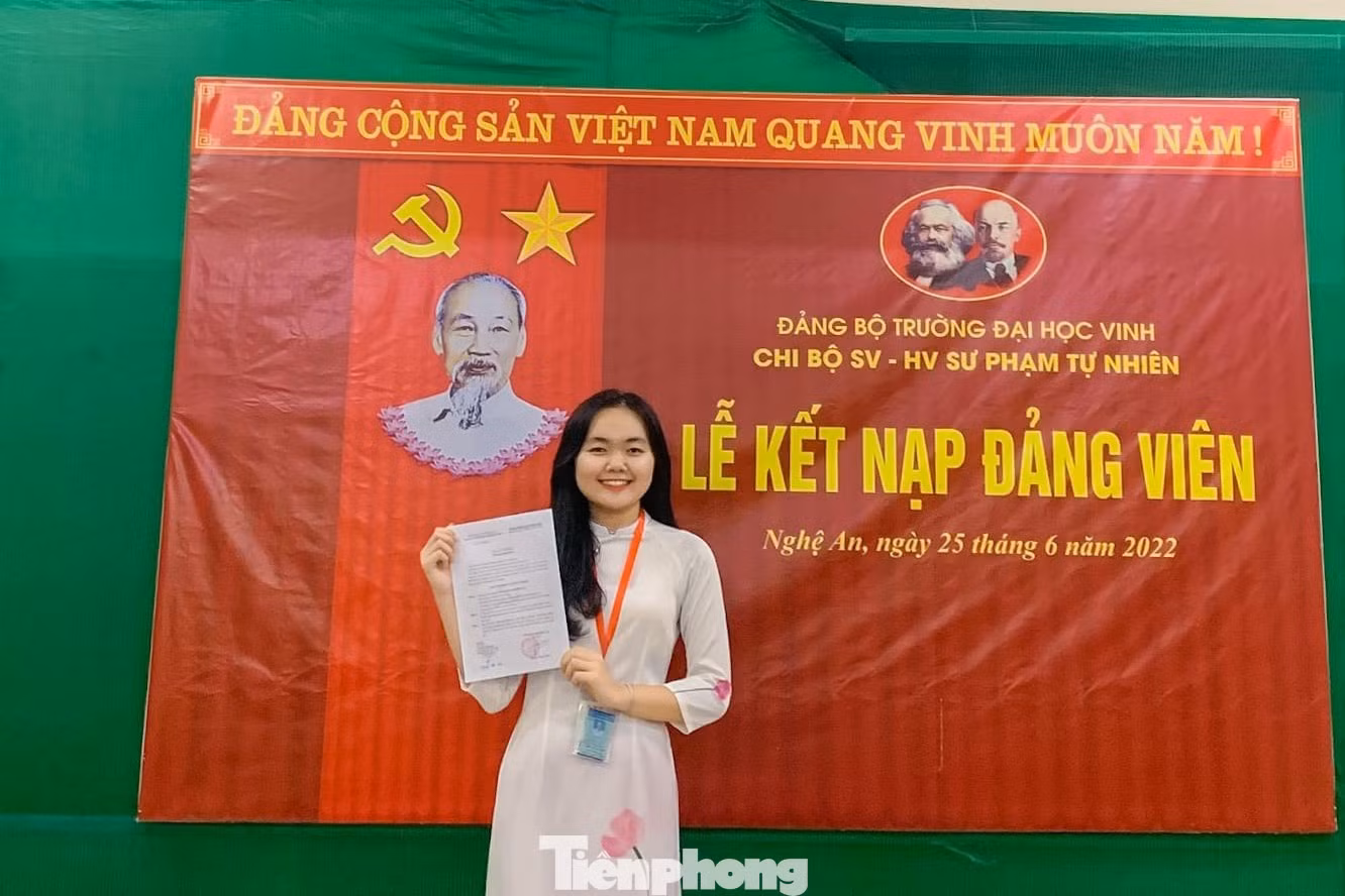 Phương Hà tại lễ kết nạp Đảng viên