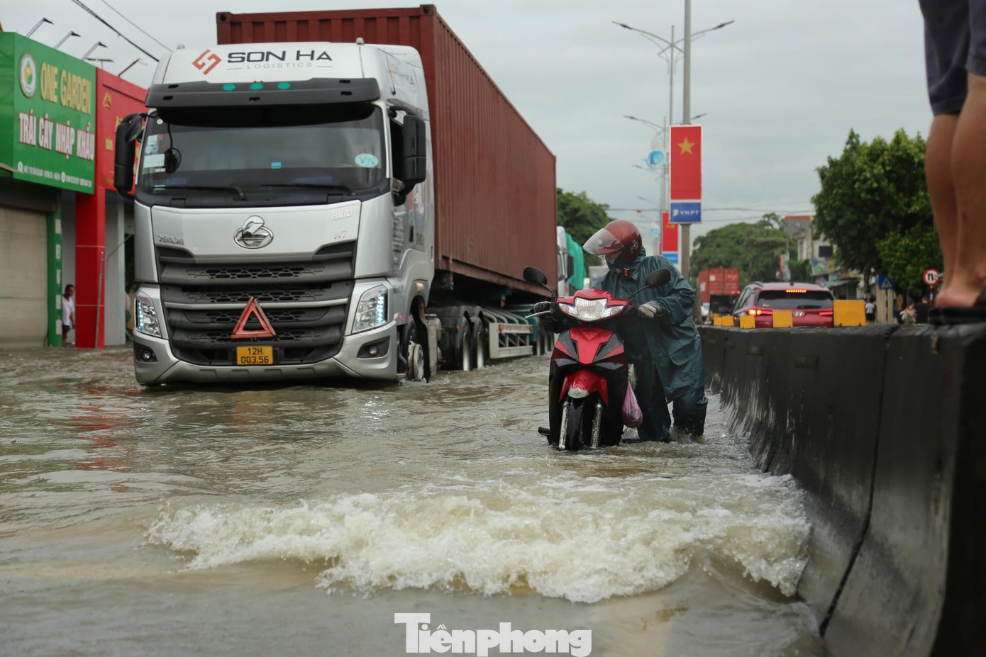 Nhiều xe máy phải dắt bộ trên Quốc lộ