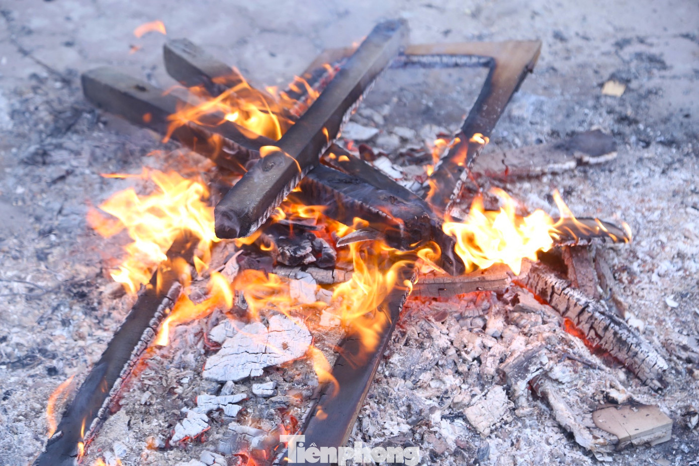 Với nguyên liệu là ít củi khô ven đường, người lao động trên phố đốt một đống lửa để sưởi ấm trong cái lạnh tê tái.