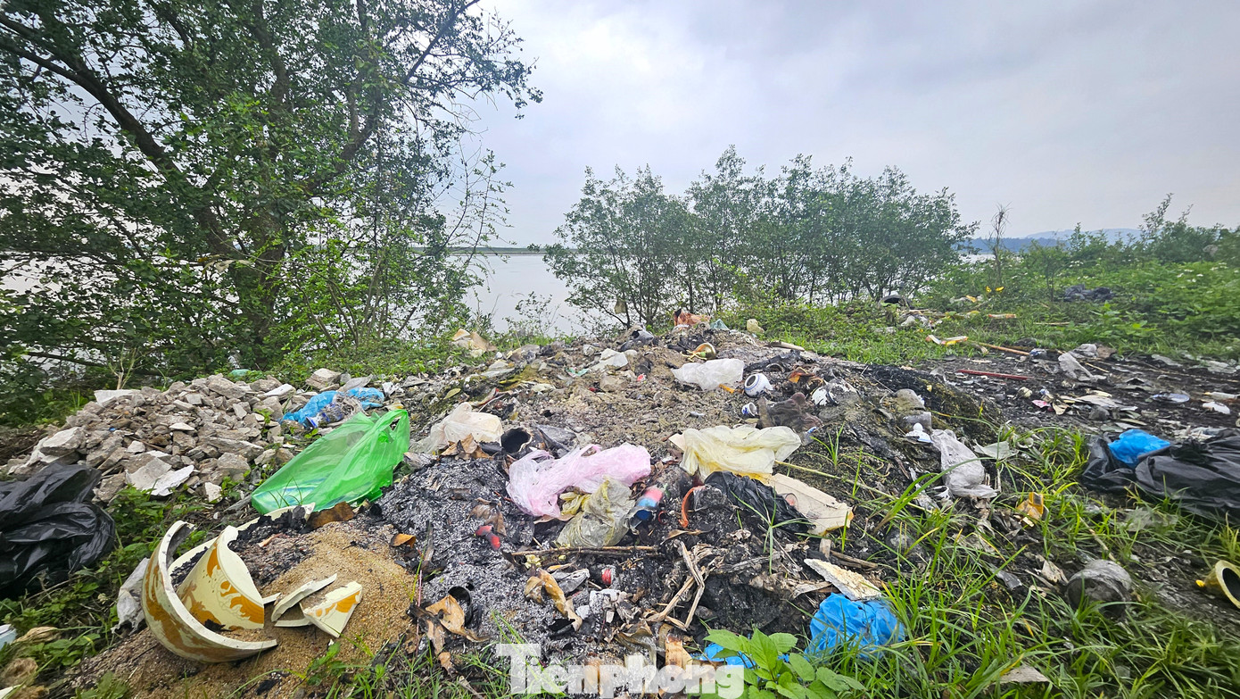 Tình trạng xả rác bừa bãi khu vực ven sông Lam đã xuất hiện lâu nay, gây ô nhiễm môi trường. Tình trạng xả rác bừa bãi khu vực ven sông Lam đã xuất hiện lâu nay, gây ô nhiễm môi trường.