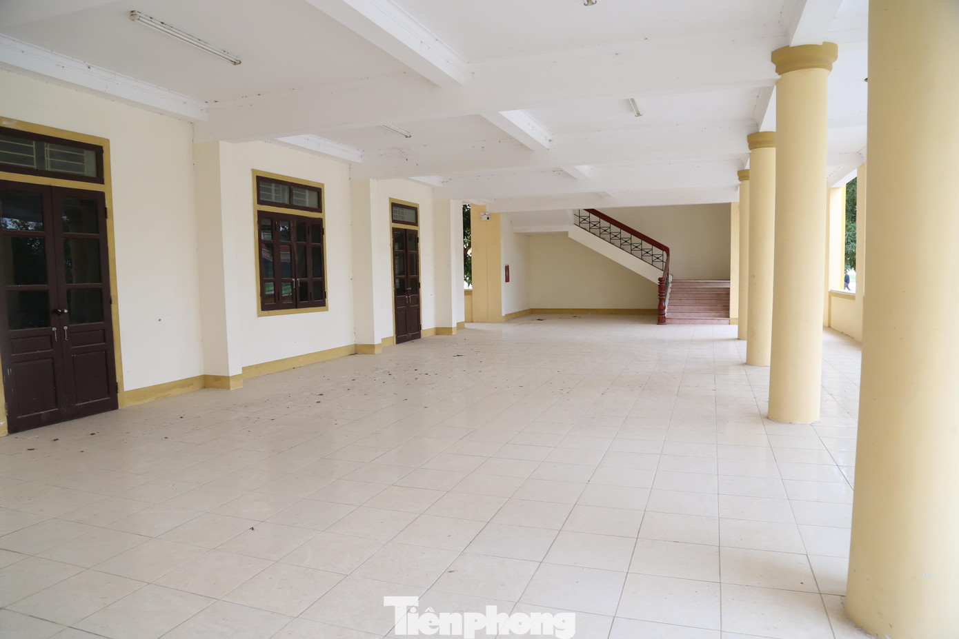 Để có mặt bằng xây dựng trường học này, hàng chục hộ dân xã miền núi Quỳnh Hoa tự nguyện bàn giao gần 5ha đất nông nghiệp lâu năm cho Nhà nước. Tuy nhiên, đến nay sau hơn 10 năm khởi công xây dựng, dự án vẫn chưa hoàn thành đưa vào sử dụng, một số hạng mục công trình đã xuống cấp.